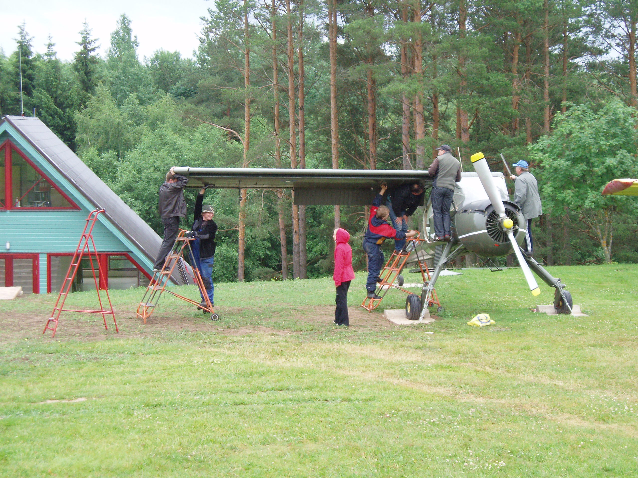 Seitsmekesi ühe lennukikese kallal