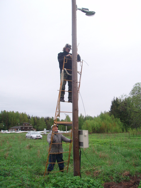 Viktor ja Raul paigaldavad internetivastuvõtja hoidikut