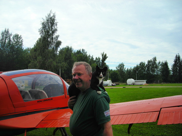 Viktor käis Morane pesemiseks angaaris lappi toomas.