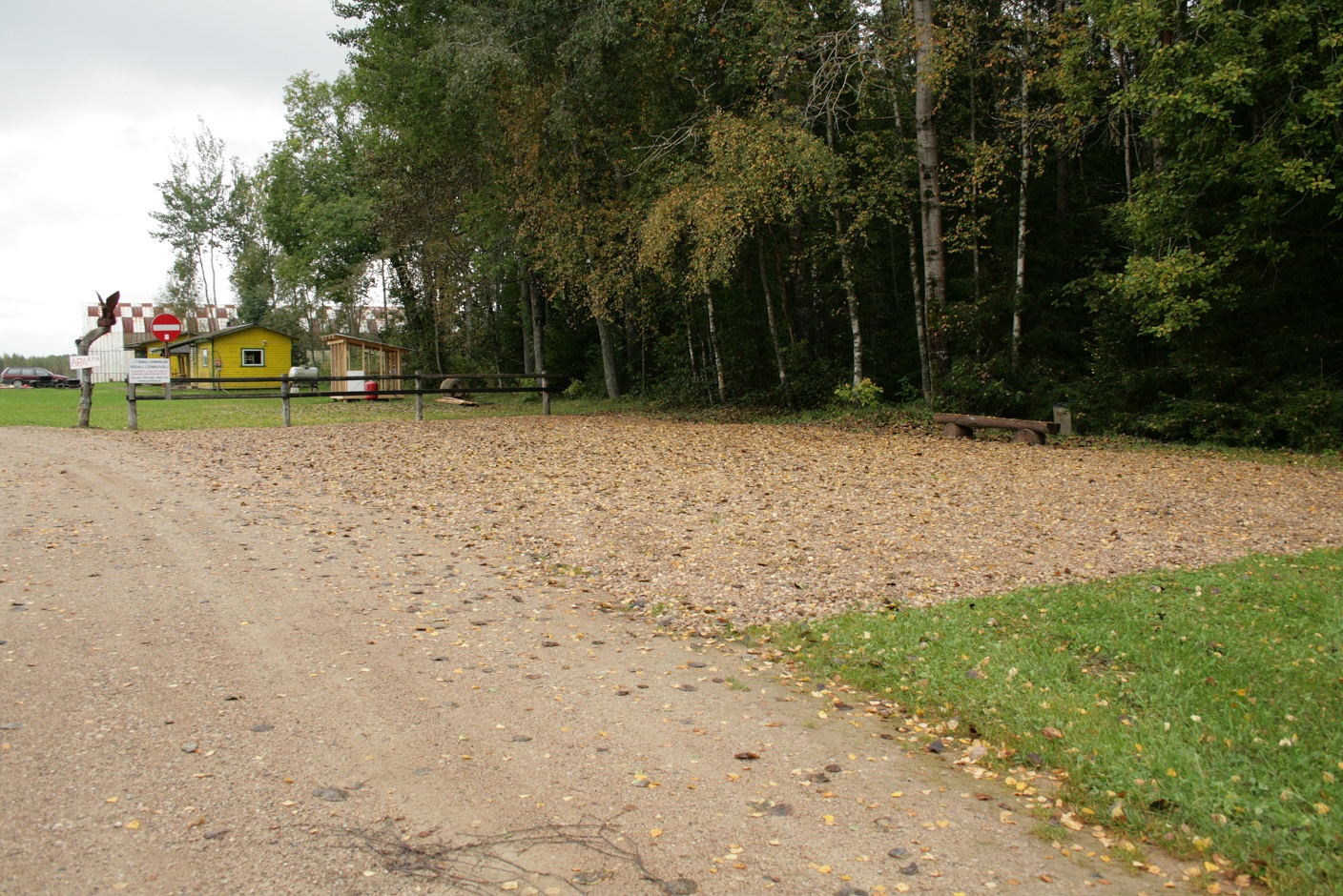 Räpina Ühisgümnaasiumi noored katsid parkla killustikuga