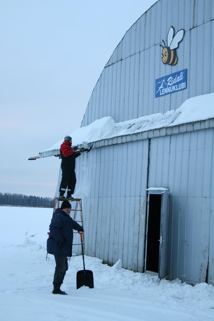 Uksekohal katuseviil lumest priiks