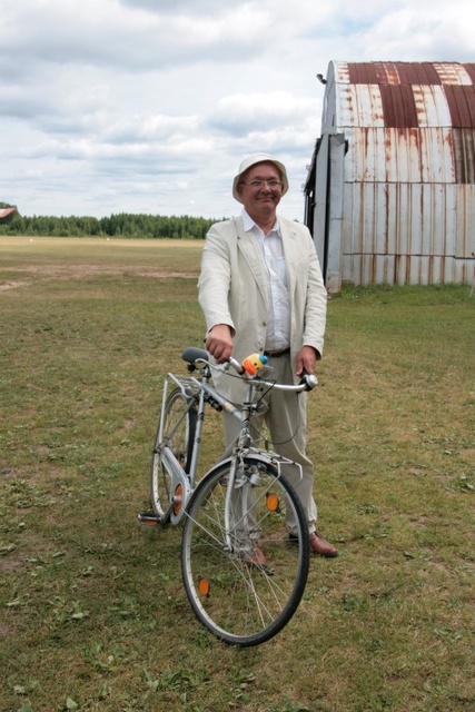 "Tere, mina olen Toomas Nipernaadi. Olen teie kauge sugulane."