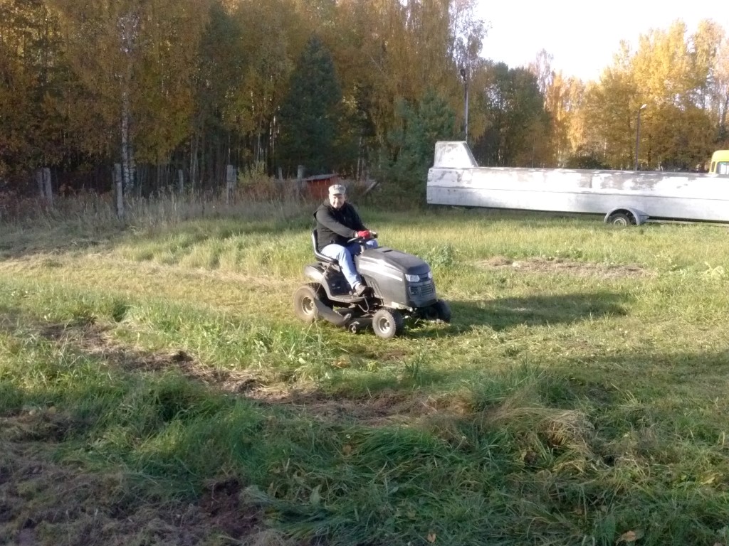 Einar niitis tekkinud platsi kenaks